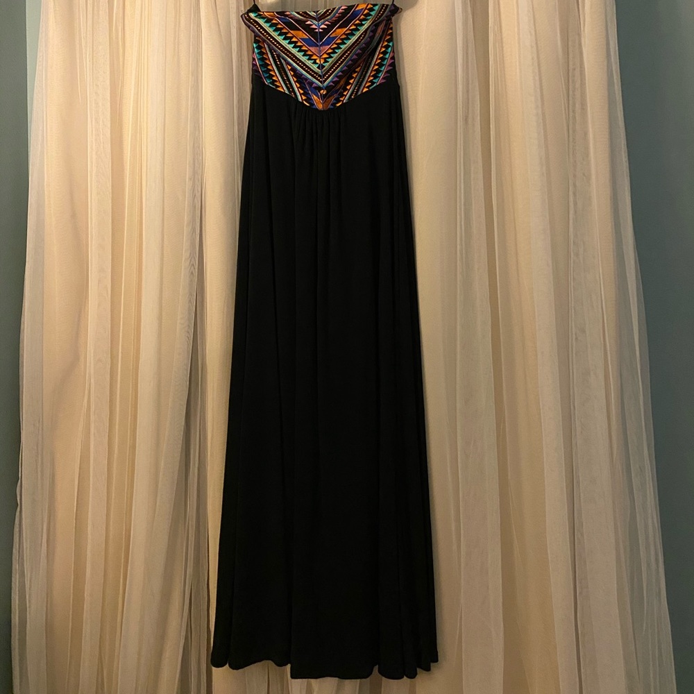 Fun strapless maxi with embroidered top. M
